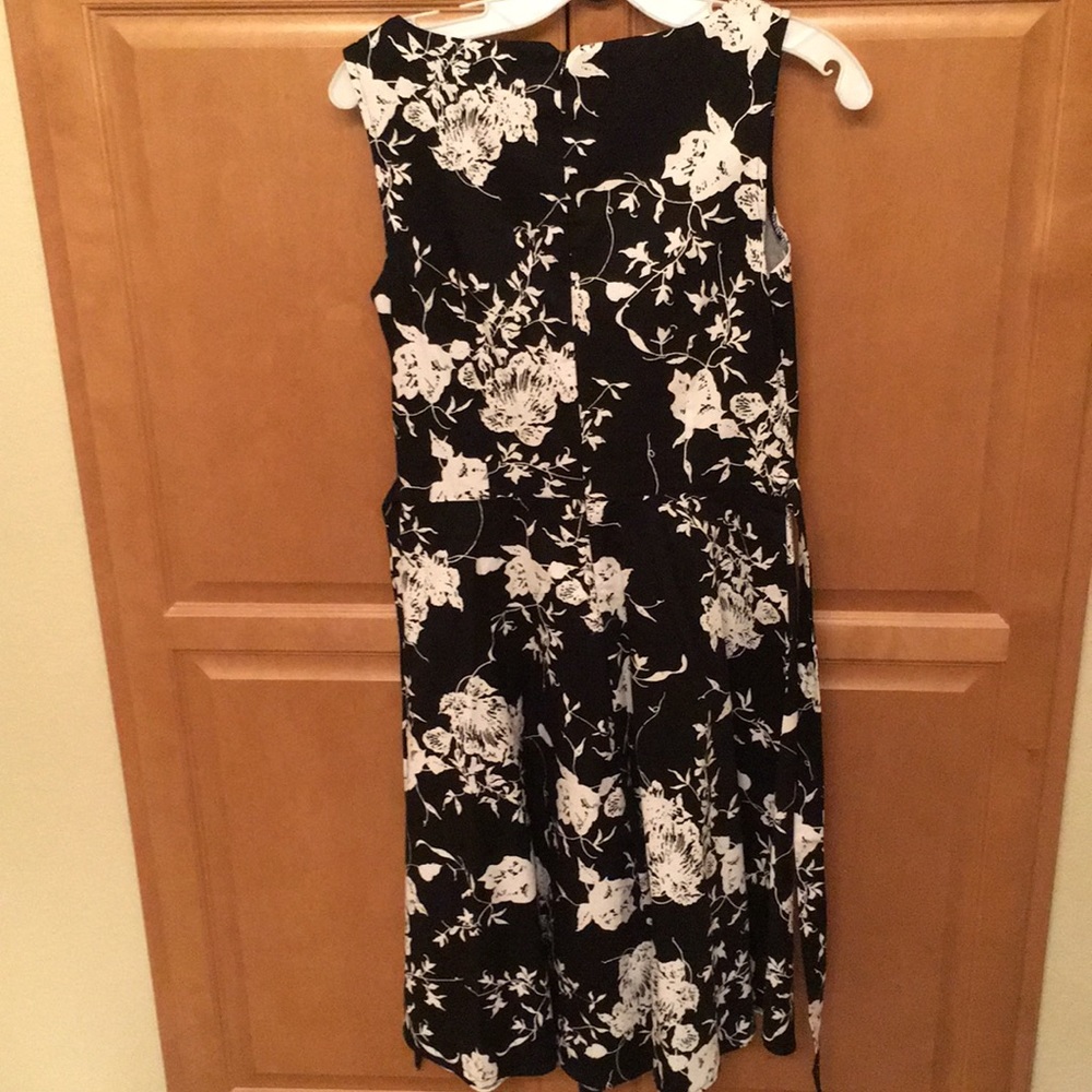 Black and white sleeveless casual sundress - Picture 3 of 7